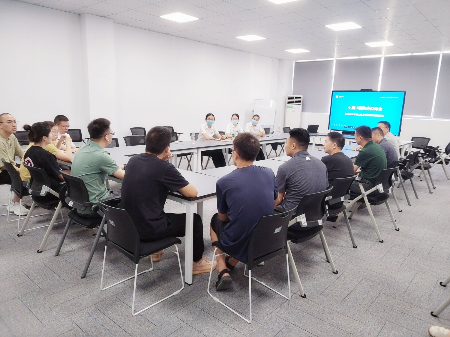 政務(wù)服務(wù)“列車”駛?cè)肫髽I(yè) 洪山區(qū)打造“一站式”辦證與技術(shù)咨詢新模式